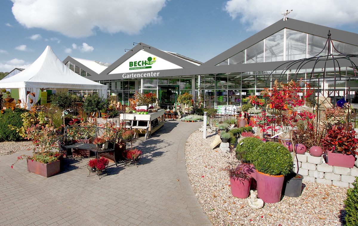 Außenaufnahme vom Gartencenter mit Gartendekoration vor dem Gebäude